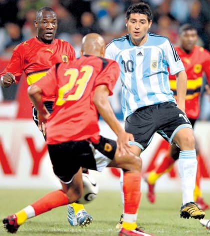 Riquelme en acción ante Angola; el mediocapista era una de las grandes figuras del seleccionado que dirigía José Pekerman