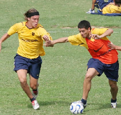 Cahais marca a Riquelme durante una práctica