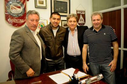 Riquelme firmó su nuevo contrato con Argentinos