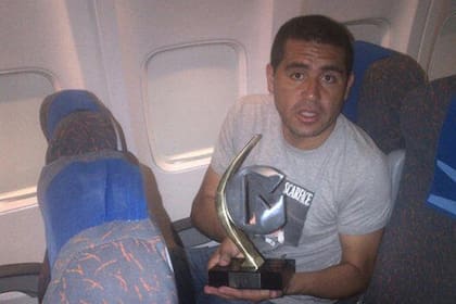 Riquelme hizo su aparición pública para mostrar su premio