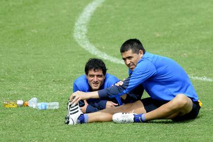 Riquelme junto a Rivero tras la práctica.jpg