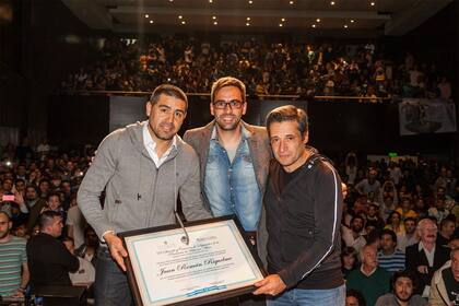 Riquelme junto a Víctor Santa María y Santiago Carreras, fórmula que se presentará en las elecciones de Boca