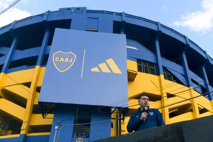 Riquelme le habla a la gente, en la puerta de la Bombonera