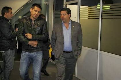 Riquelme le tiró un centro a Angelici