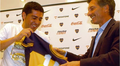 Riquelme, Macri y la camiseta de Boca; ni siquiera falta el Topo Gigio; los xeneizes ya tienen la figura soñada
