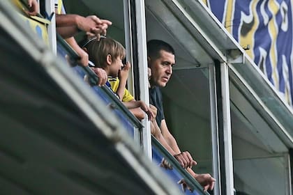 Riquelme, mira desde su palco el partido entre Boca Juniors y Central Córdoba