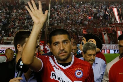 "Riquelme nos hizo volver a primera. Volvió a terminar su carrera y a sacarnos del descenso", elogió Fernández al hoy vicepresidente de Boca