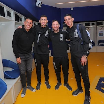 Riquelme posa con Leandro Paredes, Lionel Messi y Ángel Di María
