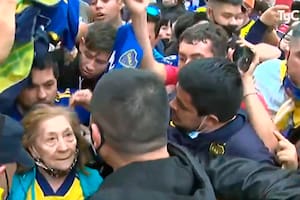 El inesperado gesto de Riquelme con una mujer: la levantó por arriba de la valla y la abrazó