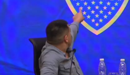 Riquelme señala el escudo de Boca en la conferencia de prensa