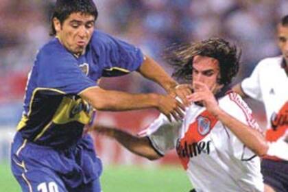 Riquelme trata de dejar atrás la marca de Guillermo Pereyra; en este clásico de 2001 luego ingresó Demichelis por Pereyra para seguir haciéndole marca personal al 10 de Boca 