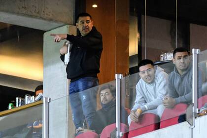 Riquelme vio el partido desde uno de los palcos del moderno estadio santiagueño