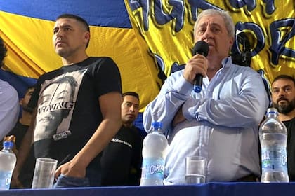 Riquelme y el presidente Ameal: desde la dirigencia aguardan llegar a una definición en buenos términos con Tevez