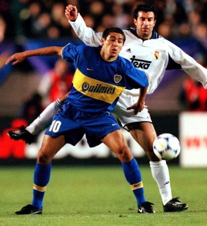 Riquelme y Figo intercambiaron camisetas tras la final en Japón