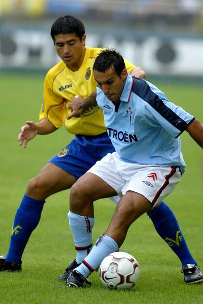 Riquelme y Gustavo López en un duelo Villareal-Celta; el "Cuervo" le mandó un mensaje de apoyo a la versión dirigencial de JR