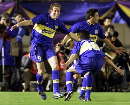 Riquelme y Palermo, y el abrazo posterior al segundo gol de Boca ante Real Madrid en Japón; asistencia del 10 y anotación del 9, por la Copa Europeo-Sudamericana 2000