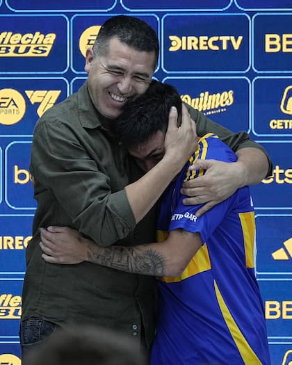 Riquelme y su gesto paternal con Velasco el día de su presentación en Boca.