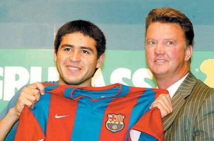 Riquelme y Van Gaal, un relación traumática en Barcelona
