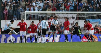 Riquelme ya pateó el tiro libre que establecerá el 1 a 0 parcial contra Chile, por las Eliminatorias 2007