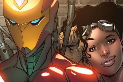 Riri Williams junto a su armadura