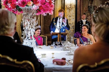 Risas compartidas durante el discurso del rey Guillermo.