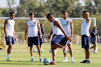 Risas en la práctica de Boca: se espera por un sábado especial