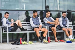 Risas entre Lionel Messi, Luis Suárez, Sergio Busquets y Jordi Alba: los dos últimos empiezan a despedirse
