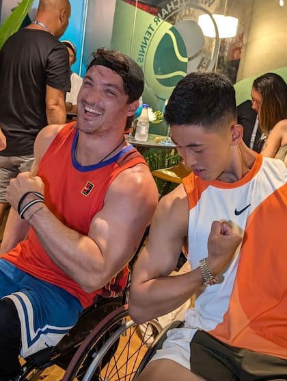 Risas y buena onda entre dos rivales y compañeros de dobles, Fernández y el japonés Tokito Oda