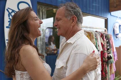 Risas y mimos entre la organizadora de eventos y el empresario