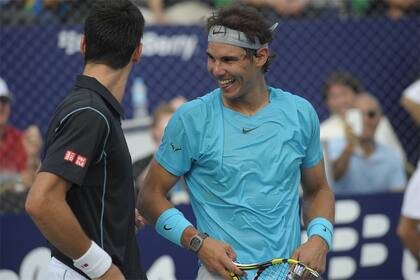 Risas y tenis, bajo un calor agobiante en la cuidad
