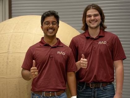 Rishi Jangale y Derek Pravecek esperan que su trabajo pueda ser de utilidad tanto en la Tierra como en la Luna (Facebook/Texas A&M Engineering)