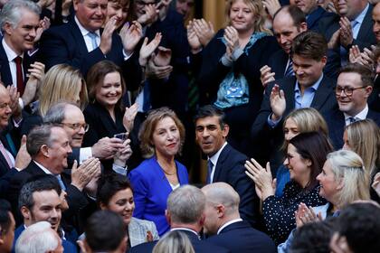 Rishi Sunak, en el centro a la derecha, saludado por diputados tories tras ganar el concurso de liderazgo del Partido Conservador en la sede del partido en Londres, el lunes 24 de octubre de 2022.