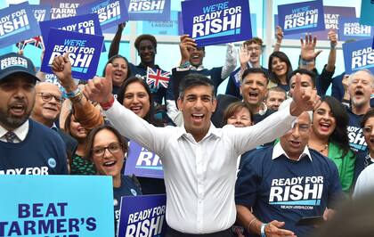 Rishi Sunak se reúne con sus partidarios mientras llega para asistir a las elecciones de liderazgo del Partido Conservador en el NEC, Birmingham, Inglaterra, el martes 23 de agosto de 2022.