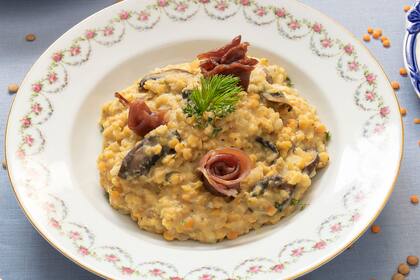 Risotto de lentejas turcas, hongos y carne ahumada