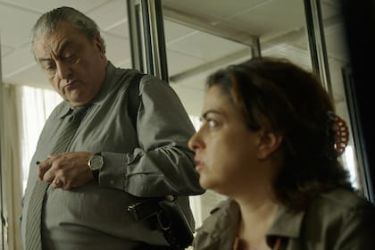 Rissi, como uno de los oficiales, en El jardín de bronce 2