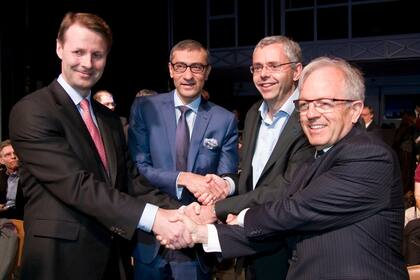 Risto Siilasmaa, presidente del directorio de Nokia; Rajeev Suri, su CEO; Michel Combes, CEO de Alcatel-Lucent, y Philippe Camus, presidente del directorio de Alcatel-Lucent, durante el anuncio