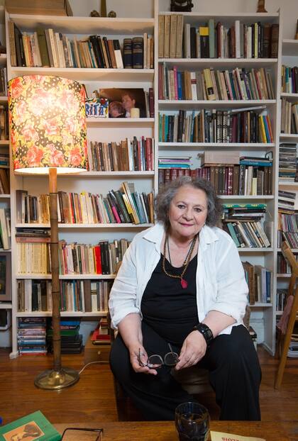Rita Cortese, en el living de su casa en Montserrat