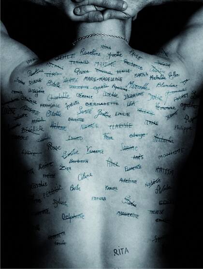 Rita es el título de la obra de Philippe Perrin y el único hombre vigente en la espalda retratada