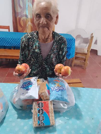 Rita Fernández, de 90 años y dice: “Vengo a buscar el bolsoncito que tanto necesito, porque a veces no tengo plata para la leche y el yogur"