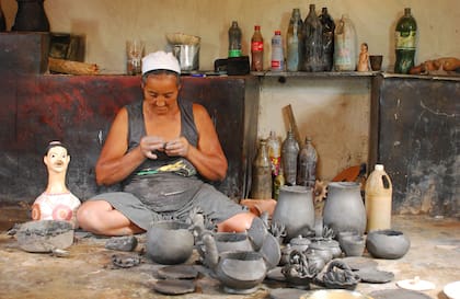 Rita Gomes Lopes modela en su taller de Campo Alegre.