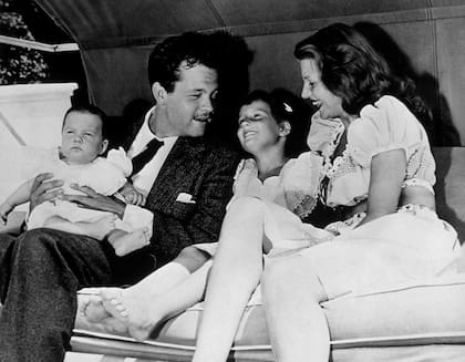 Rita Hayworth junto a Orson Welles, la hija que tuvieron fruto de su relación, Rebecca, y la pequeña Christopher, la hija del actor fruto de su matrimonio con Virginia Nicolson