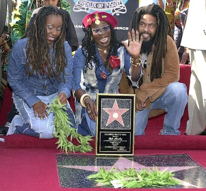 Rita Marley, junto a sus hijos Stephanie y Robert, en 2001, cuando se concedió una estrella a Bob Marley en el Paseo de la Fama de Hollywood 