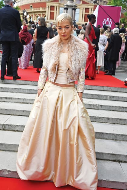 Rita Ora con un
vestido vintage
de John Galliano
para Dior de
1998, estilo Belle
Époque, con
bolero de plumas,
top de satén de
seda y falda de
gran volumen
con bolsillos, en
tafetán