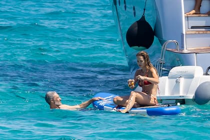 Rita Ora y su esposo, Taika Waititi, se divierten bajo el sol en Formentera. Enfundada en un bikini naranja que combinó con un pañuelo estampado en la cabeza, la cantante hizo un poco de deporte en una tabla de remo
