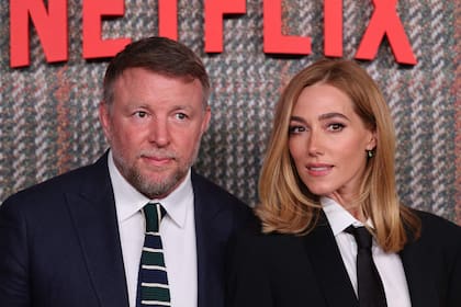 Ritchie y su esposa, la actriz Jacqui Ainsley, en la presentación de la serie inspirada en su película Los caballeros, en marzo de 2024