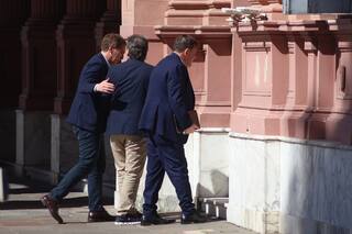 El Gobierno incorpora a intendentes y mantiene a Pareja y Bondarenko a cargo de la estrategia bonaerense