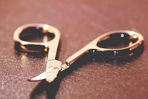 Rituales: el motivo por el que hay que colocar las tijeras en cruz debajo de la cama