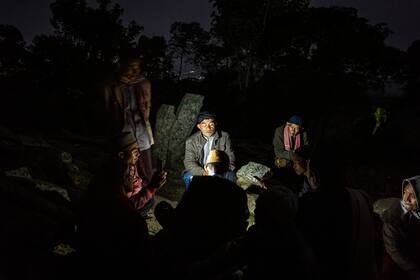 Rituales nocturnos en Gunung Padang, Indonesia.