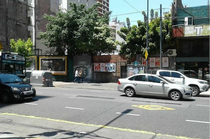 Rivadavia, entre Pasco y Rincón: en el baldío se encontraba la "Casa del pueblo" y sobre la vereda puede verse la rejilla que está sobre la estación Pasco Sur