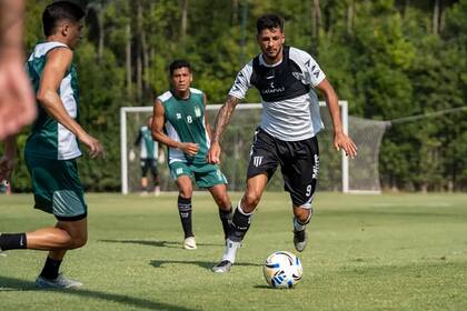 Rival de Gimnasia y Esgrima de Mendoza en la final por el ascenso, el goleador Bryan Ferreira se sumó desde Deportivo Madryn al Lobo